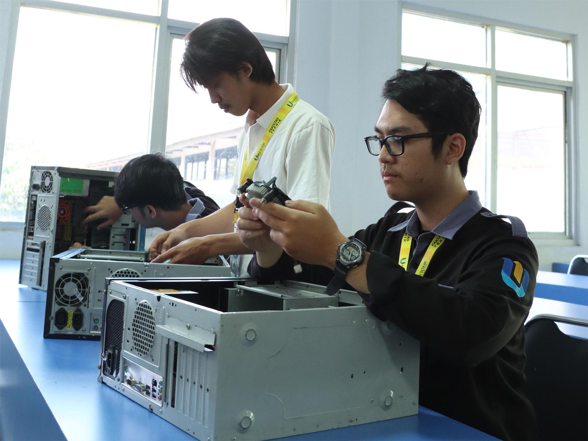 Apa saja mata kuliah jurusan teknik industri yang diajarkan pada nama nama universitas di bandung?