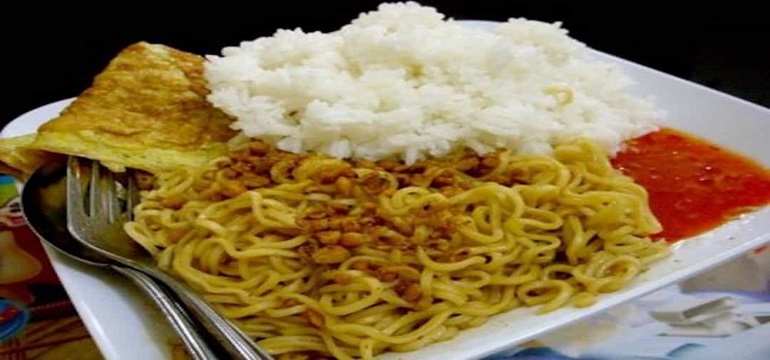 Inilah Risiko Jika Mengonsumsi  Mie Instan dan Nasi  Secara Bersamaan
