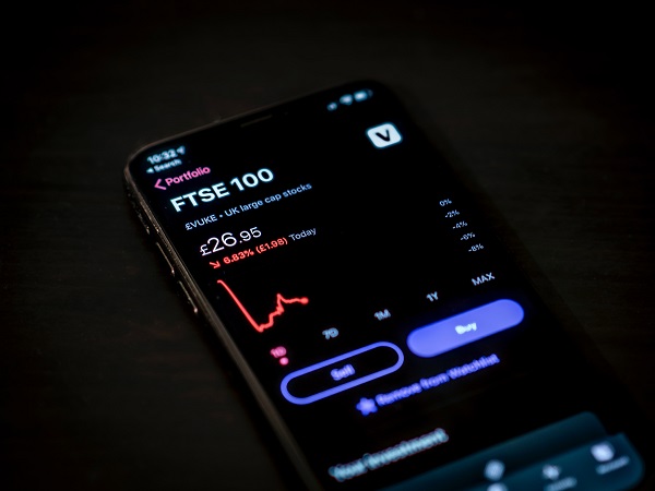 Maksimalkan Potensi Anda dengan Promosi di Sosmed Kelas Online Trading di Rajakomen.com
